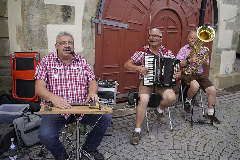 Das Hohenloher Weindorf in Öhringen lockt jährlich zehntausende Besucher an, die sich durch Wein- und Essensstände schlemmen und Live-Musik genießen können. Das Hohenloher Weindorf in Öhringen lockt jährlich zehntausende Besucher an, die sich durch Wein- und Essensstände schlemmen und Live-Musik genießen können.