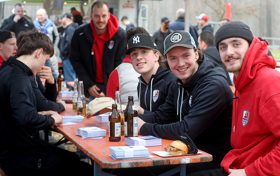 Der Saisonabschluss bietet Gelegenheit f&uuml;r Autogramme und Erinnerungsfotos.