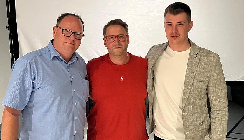 Die beiden Macher mit einem der vielen wichtigen Unterst&uuml;tzer (von rechts): Jan Hey und Kai Sellers sind Gesellschafter der neuen Falken, Rainer Scholl, drittes Mitglied des HEC-Vorstands, ist &uuml;ber alles informiert.