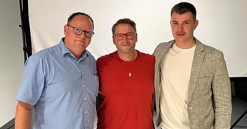 Die beiden Macher mit einem der vielen wichtigen Unterst&uuml;tzer (von rechts): Jan Hey und Kai Sellers sind Gesellschafter der neuen Falken, Rainer Scholl, drittes Mitglied des HEC-Vorstands, ist &uuml;ber alles informiert.