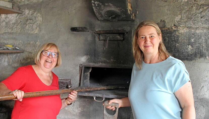 Fürs Foto sind Ilse Wieland (links) und Carmen Wenczel auch mal vor dem Ofen, gewöhnlich findet man sie beim Teig kneten.
Foto:Stefanie Jani Fürs Foto sind Ilse Wieland (links) und Carmen Wenczel auch mal vor dem Ofen, gewöhnlich findet man sie beim Teig kneten.
Foto:Stefanie Jani