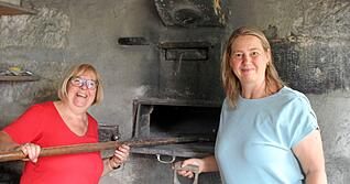 Fürs Foto sind Ilse Wieland (links) und Carmen Wenczel auch mal vor dem Ofen, gewöhnlich findet man sie beim Teig kneten.
Foto:Stefanie Jani