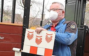 Roland Volk übergibt Schilder, die er vor der Verschrottung gerettet hat. Roland Volk übergibt Schilder, die er vor der Verschrottung gerettet hat.