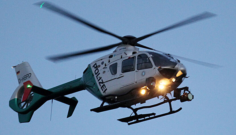 Bei der Suche nach einem Verdächtigen in Heilbronn kommt auch ein Polizeihubschrauber, hier ein Symbolfoto, zum Einsatz.