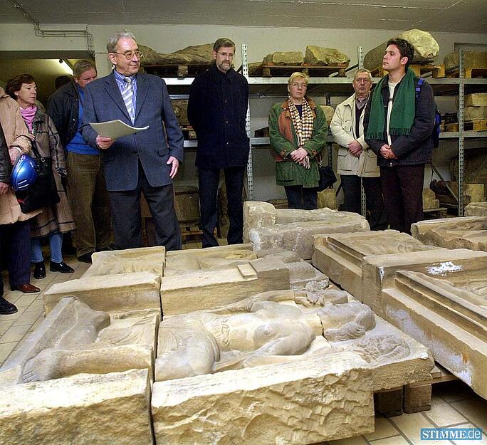 November 2004: Seit Anfang des Jahres wird die Sammlung durch das Stadtarchiv Heilbronn betreut. Professor Karl Walter, Vorsitzender des Fördervereins des Stadtarchivs, erläutert die schwergewichtigen, steinernen Zeitzeugen interessierten Besuchern.