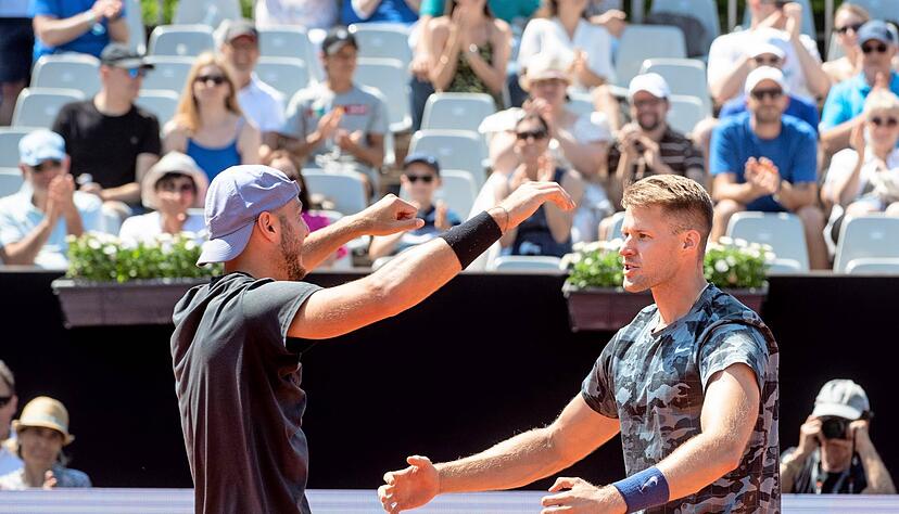 Die beiden Aufschlagkanonen Constantin Frantzen (li.) und Hendrik Jebens feiern ihren 7:6 (9:7), 6:4-Sieg über Victor Vlad Cornea und Philipp Oswald.
Foto: Andreas Veigel
