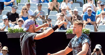 Die beiden Aufschlagkanonen Constantin Frantzen (li.) und Hendrik Jebens feiern ihren 7:6 (9:7), 6:4-Sieg über Victor Vlad Cornea und Philipp Oswald.
Foto: Andreas Veigel