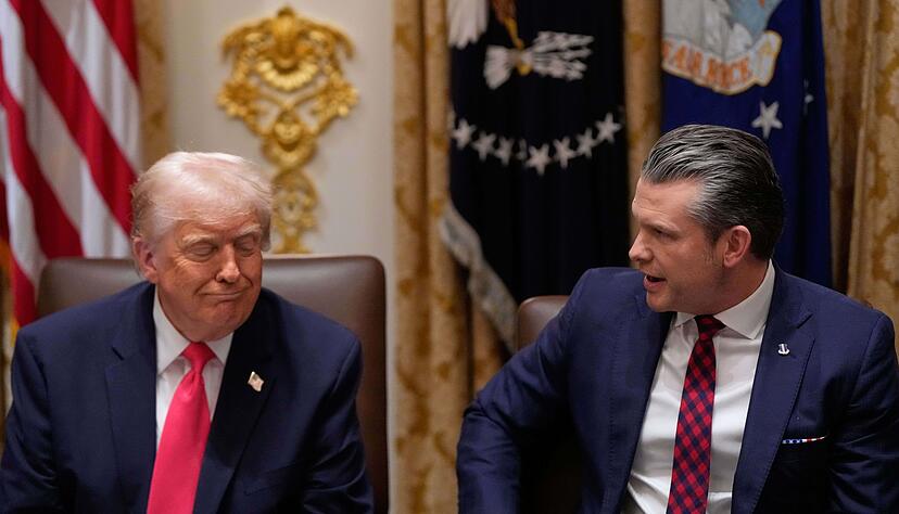 Wird Pentagon-Chef Hegseth zunehmend zur innenpolitischen Belastung f&uuml;r Pr&auml;sident Trump? (Archivbild)