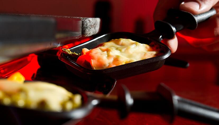 Was brutzelt da? Die Rinde mancher Raclette-K&auml;sesorten sollte man vor dem Erhitzen einen halben Zentimeter abschneiden.