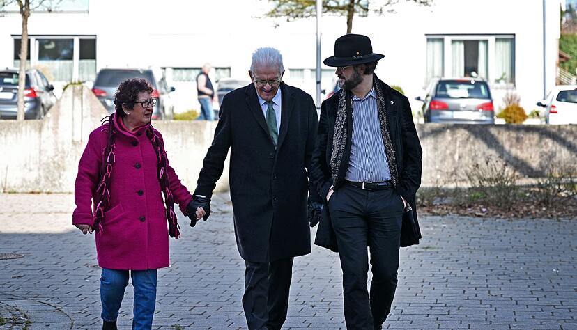 Mit seiner Frau Gerlinde und seinem Sohn Johannes kam Kretschmann zum Wahllokal.