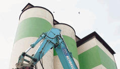 Im Laufe der n&auml;chsten Woche werden die Silot&uuml;rme des Kraichgau Raiffeisen Zentrums in Bad Rappenau abgerissen.Fotos: Steffan Maurhoff