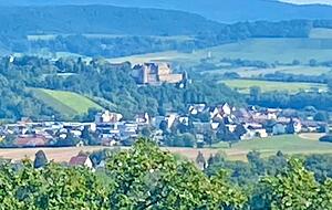 Bei gutem Wetter kann man vom Heilbronner Schweinsbergturm bis zum Stuttgarter Fernsehturm sehen. Hier ist Burg Stettenfels zu erkennen. Fotos: Heide Böllinger. Bei gutem Wetter kann man vom Heilbronner Schweinsbergturm bis zum Stuttgarter Fernsehturm sehen. Hier ist Burg Stettenfels zu erkennen. Fotos: Heide Böllinger.