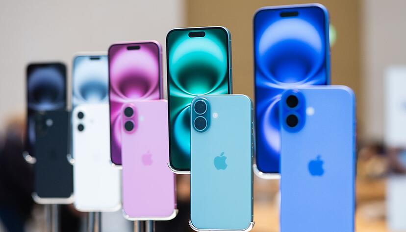 Das Standard-Modell des iPhone 16 gibt es in den Farben Schwarz, Weiß, Pink, Blaugrün und Ultramarin. Die beiden Kameras sind - wie einst beim iPhone X - wieder in einer Linie übereinander angeordnet. Das Standard-Modell des iPhone 16 gibt es in den Farben Schwarz, Weiß, Pink, Blaugrün und Ultramarin. Die beiden Kameras sind - wie einst beim iPhone X - wieder in einer Linie übereinander angeordnet.