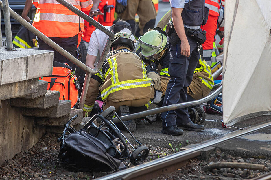 In der Stuttgarter Innenstadt ist nach Polizeiangaben ein Auto in eine Personengruppe gefahren.