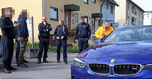 Nicht nur Fahrer, die zu schnell unterwegs waren, werden von der Polizei kontrolliert. Auch wer beispielsweise durch Änderungen am Fahrzeug oder laute Geräusche auffällt, muss mit Kontrollen am "Car-Friday" (und darüber hinaus) rechnen. Nicht nur Fahrer, die zu schnell unterwegs waren, werden von der Polizei kontrolliert. Auch wer beispielsweise durch Änderungen am Fahrzeug oder laute Geräusche auffällt, muss mit Kontrollen am "Car-Friday" (und darüber hinaus) rechnen.