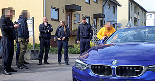 Nicht nur Fahrer, die zu schnell unterwegs waren, werden von der Polizei kontrolliert. Auch wer beispielsweise durch Änderungen am Fahrzeug oder laute Geräusche auffällt, muss mit Kontrollen am "Car-Friday" (und darüber hinaus) rechnen. Nicht nur Fahrer, die zu schnell unterwegs waren, werden von der Polizei kontrolliert. Auch wer beispielsweise durch Änderungen am Fahrzeug oder laute Geräusche auffällt, muss mit Kontrollen am "Car-Friday" (und darüber hinaus) rechnen.