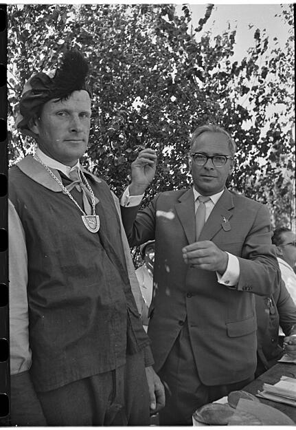 1958: Mit einer Kette wird der Käsritt-Sieger gekürt.