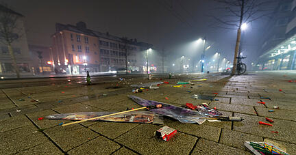 Spuren einer Nacht: Feuerwerk sorgt nicht nur für vermüllte Straßen − im Hohenlohekreis wurde teils mutwillig Schindluder damit getrieben.
Foto: Archiv /Mugler