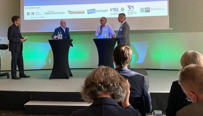 Auf dem Podium im Saal Franken der IHK diskutierten Moderator Carsten Strähle vom Hafen Stuttgart, Verkehrsminister Winfried Hermann, Thorge Clever von der Spedition Kübler und Martin Scholpp von der Scholpp Transport & Kran GmbH aus Stuttgart über die verschiedenen Optionen für Großraum- und Schwerlasttransporte. Auf dem Podium im Saal Franken der IHK diskutierten Moderator Carsten Strähle vom Hafen Stuttgart, Verkehrsminister Winfried Hermann, Thorge Clever von der Spedition Kübler und Martin Scholpp von der Scholpp Transport & Kran GmbH aus Stuttgart über die verschiedenen Optionen für Großraum- und Schwerlasttransporte.