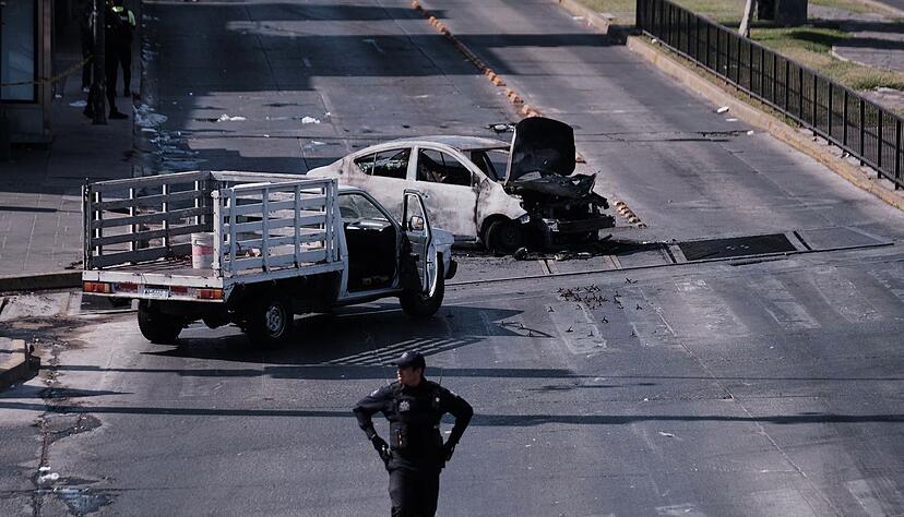 In mehreren Bundesstaaten wurden Stra&szlig;en mit brennenden Autos, Lastwagen und Bussen gesperrt.
