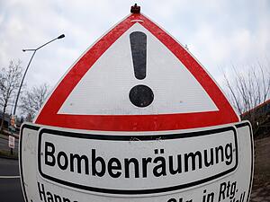 Blick auf ein Verkehrsschild &laquo;Bombenr&auml;umung&raquo;.