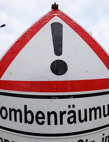 Blick auf ein Verkehrsschild &laquo;Bombenr&auml;umung&raquo;.