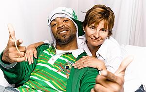 Geh&ouml;rte &uuml;ber 20 Jahre lang zum engsten Kreis einer der gr&ouml;&szlig;ten Hip-Hop-Bands: Eva Ries, hier mit dem Wu-Tang Clan-Rapper Method Man. &Uuml;ber ihre Erinnerungen hat sie das Buch "Wu-Tang is forever" geschrieben.