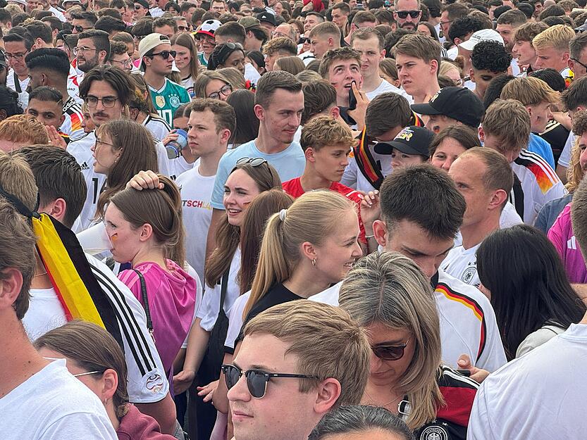 Die Fanzone auf dem Stuttgarter Schlossplatz hat ihre Kapazität erreicht.
