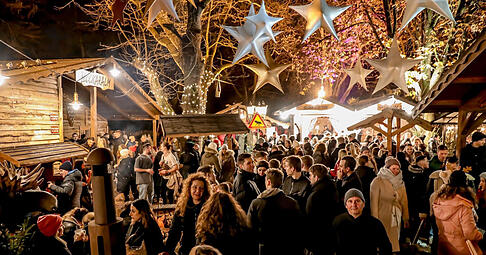 Beim Winterdorf in Heilbronn sind die Gassen voll. Tausende Besucher zieht es jedes Jahr in die Innenstadt, um die urige Atmosphäre zu genießen. Beim Winterdorf in Heilbronn sind die Gassen voll. Tausende Besucher zieht es jedes Jahr in die Innenstadt, um die urige Atmosphäre zu genießen.
