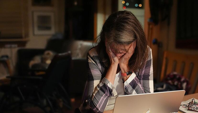 Mary E. Brunkow wird emotional, als sie erf&auml;hrt, dass sie den Nobelpreis f&uuml;r Medizin erhalten wird.