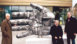 Enth&uuml;llten die Skulptur vor der Volkshochschule (von links): Volker Blust, der K&uuml;nstler Gunther Stilling und Baub&uuml;rgermeister Klaus Grabbe.Foto: Stephanie Pf&auml;ffle