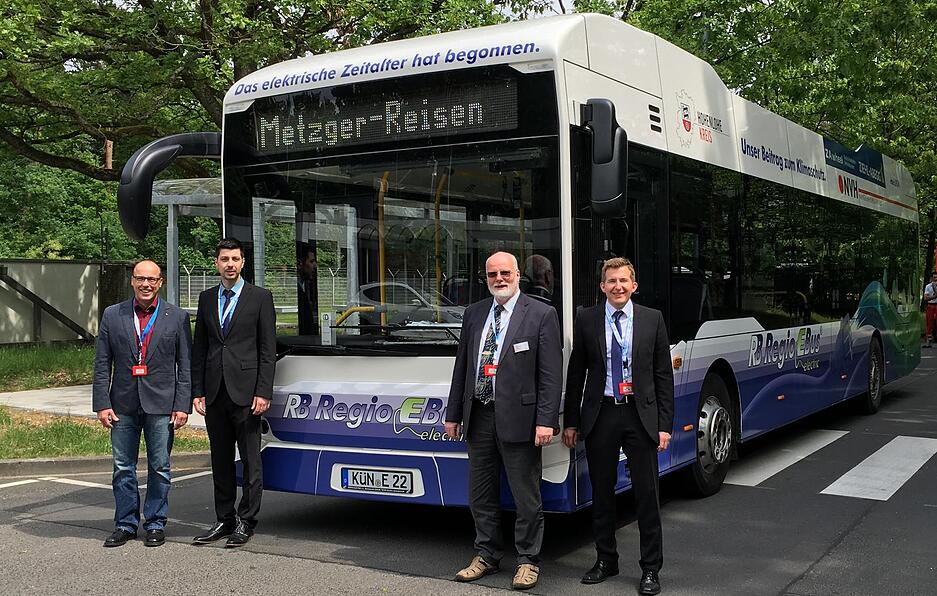 In Köln auf dem Areal von DLR und ESA mit der kleinen Delegation und dem E-Bus der Firma Metzger aus Künzelsau (von links): Albrecht Eisenmann, Firma ebe EUROPA GmbH, Thorsten Metzger, Metzger-Reisen GmbH, Roland Braun Werkleiter des Nahverkehrs Hohenlohekreis, Bürgermeister Stefan Neumann. Foto: Stadt Künzelsau
