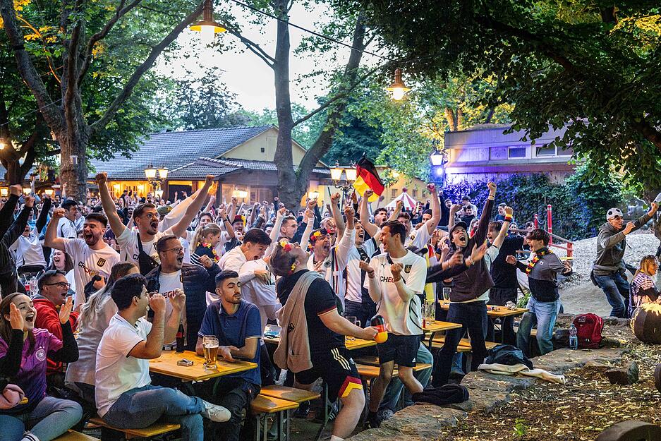 Public Viewing im Food Court - EM Auftraktspiel Deutschland vs Schottland