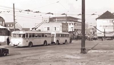 Der Obus mit Anhänger im Bereich Fleinertor. In den 60er Jahren wurde der Personenanhänger verboten. Das Gebäude rechts ist das Modehaus Palm.