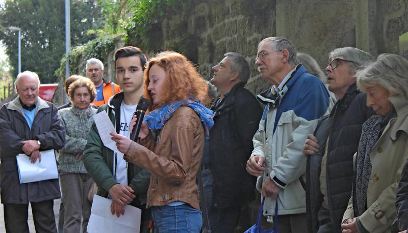 Schülerinnen und Schüler der Klasse 9 c des Künzelsauer Ganerbengymnasiums erinnerten im Kapellenweg an Sigbert Baer.
Fotos: Henry Doll /Bettina Hachenberg