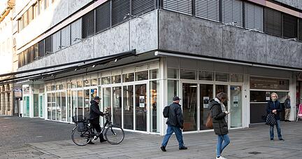 Derzeit wird das Eiscafé am Marktplatz innen komplett erneuert. Für den 31. März ist die Wiedereröffnung geplant.
Foto: Andreas Veigel Derzeit wird das Eiscafé am Marktplatz innen komplett erneuert. Für den 31. März ist die Wiedereröffnung geplant.
Foto: Andreas Veigel