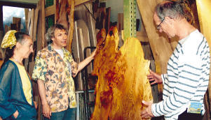 Heimische Hölzer, edel und individuell verarbeitet - das gibt es bei Thomas Kellner (Mitte), der das Geschäft „Urholz“ in Stetten führt.Fotos: Gabi Muth Heimische Hölzer, edel und individuell verarbeitet - das gibt es bei Thomas Kellner (Mitte), der das Geschäft „Urholz“ in Stetten führt.Fotos: Gabi Muth