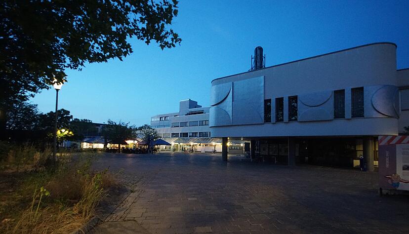 Der zentrale Platz von Freiberg wird in den Abendstunden wenig zum Verweilen aufgesucht.