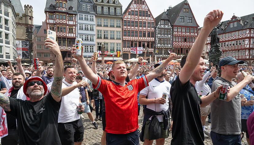 Englische Fans feiern auf dem Römerberg in Frankfurt. Englische Fans feiern auf dem Römerberg in Frankfurt.