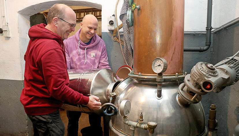 Armin Englert (vorne) und Joachim Bärtl stellen London Dry Gin her. Dazu füllen sei einen Ansatz aus Alkohol und verschiedenen Zutaten in die Brennblase.