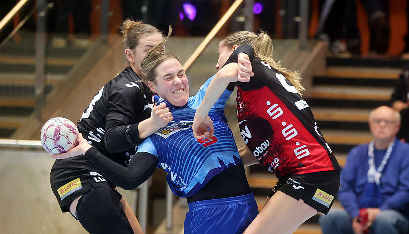 F&uuml;r Annefleur Bruggeman (Mitte) und die Sport-Union Neckarsulm gab es gegen den BSV Sachsen Zwickau um Zoe Stens (links) und Rome Steverink kaum ein Durchkommen.