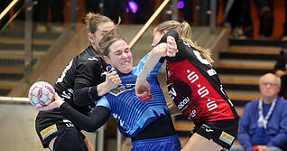 F&uuml;r Annefleur Bruggeman (Mitte) und die Sport-Union Neckarsulm gab es gegen den BSV Sachsen Zwickau um Zoe Stens (links) und Rome Steverink kaum ein Durchkommen.