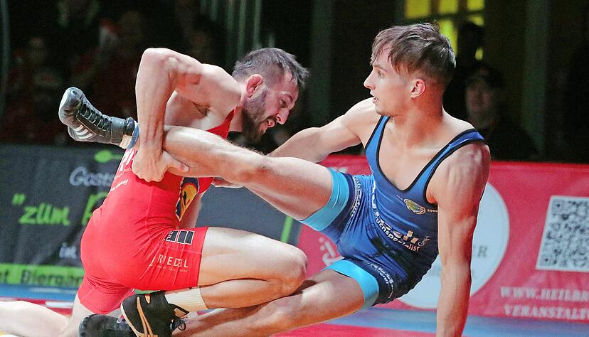 Auf den Red-Devils-Punktegarant Recep Topal (links) war auch gegen Freiburg Verlass, der Freistil-Spezialist landete eine Schultersieg.
Foto: Bertok