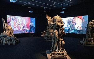 Interreligiöse Bezüge: "It"s All Rheydt, Kolkata, 2011" nennt Gregor Schneider diese mehrteilige Arbeit aus Videosequenzen und Fundstücken. Interreligiöse Bezüge: "It"s All Rheydt, Kolkata, 2011" nennt Gregor Schneider diese mehrteilige Arbeit aus Videosequenzen und Fundstücken.