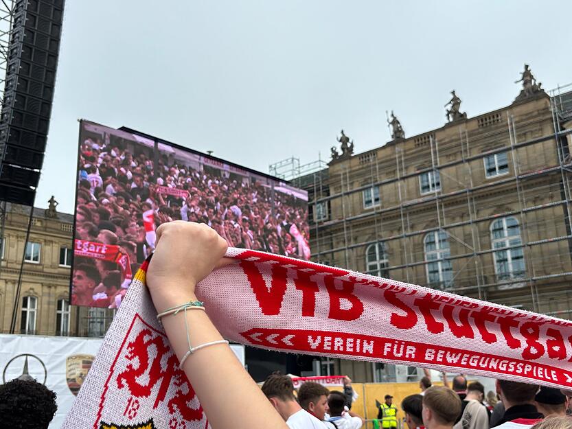 VfB-Fans beim Public Viewing auf dem Stuttgarter Schlossplatz. Das Areal ist komplett gefüllt. VfB-Fans beim Public Viewing auf dem Stuttgarter Schlossplatz. Das Areal ist komplett gefüllt.