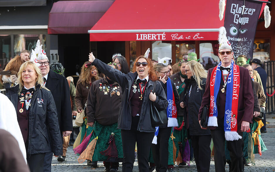 Farbenfrohe Masken und Kostüme bestimmen das Stadtbild.