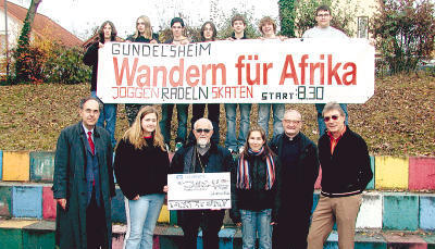 Die Hornecksch&uuml;ler &uuml;bergaben Bischof Lorenzo Ceresoli einen Scheck. Mit dabei Rektor Bruno Ahrens (links), Pater Carlo, Zweiter von rechts, sowie der Organisator der Aktion (rechts), Anton Gurt. (Foto: Martin Oheim)