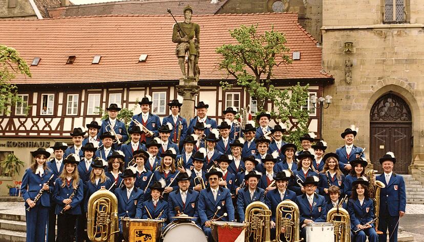 Die &Ouml;hringer Stadtkapelle im Jahr 1983, als G&uuml;nther Hanselmann (re.) die musikalische Leitung innehatte. Am 1. Mai hat er mit der StaKa sein letztes Konzert.