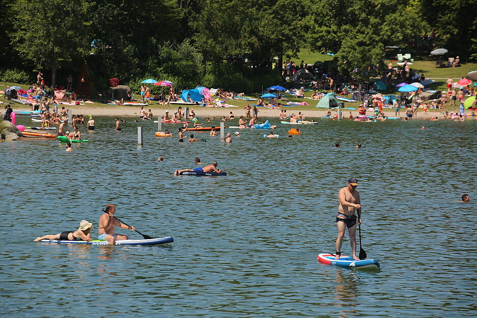 Auf dem Breitenauer See suchen viele Menschen Abkühlung. Die vorhergesagten 35 Grad wurden im Raum Heilbronn am Sonntag erreicht. Auf dem Breitenauer See suchen viele Menschen Abkühlung. Die vorhergesagten 35 Grad wurden im Raum Heilbronn am Sonntag erreicht.