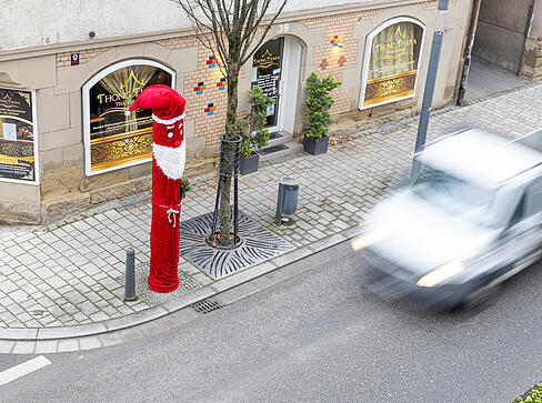 In Ilsfeld wird der Blitzer jedes Jahr traditionell in ein Nikolauskostüm gehüllt. In Ilsfeld wird der Blitzer jedes Jahr traditionell in ein Nikolauskostüm gehüllt.